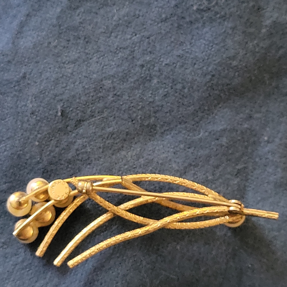 Elegant Gold and Pearl Brooch - Picture 2 of 3
